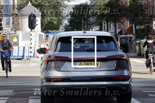 Amsterdam 3 juli 2020
Carice v Houten vergeet de achterklep van haar auto dicht te doen terwijl ze weg rijdt