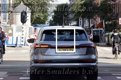 Amsterdam 3 juli 2020
Carice v Houten vergeet de achterklep van haar auto dicht te doen terwijl ze weg rijdt