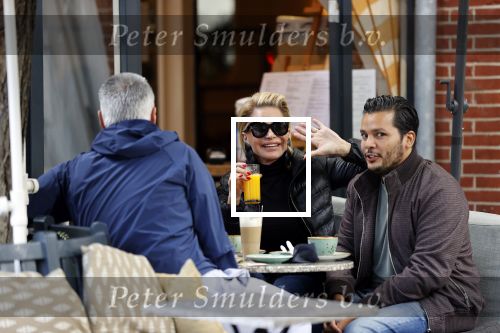 Amsterdam 2 juli 2020
Connie Witteman met haar zoon Marvin Breukhoven en haar vroegere PA Edwin