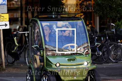 Amsterdam 11 juli 2020
Connie Witteman en Constanza Breukhoven winkelen met de biro