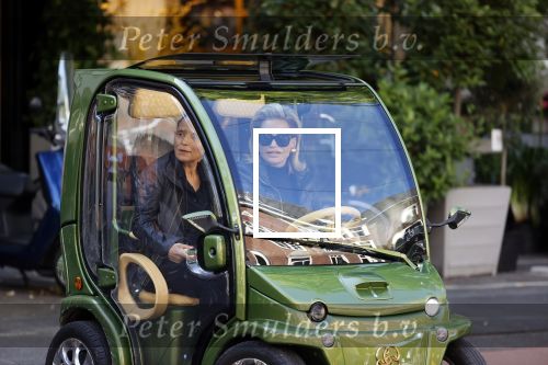 Amsterdam 11 juli 2020
Connie Witteman en Constanza Breukhoven winkelen met de biro