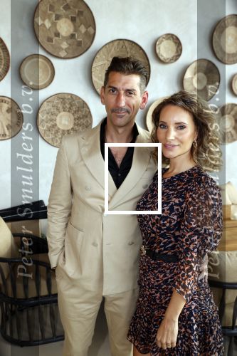 Bloemendaal 2 juli 2020
Boekpresentatie Saskia Noort . Danny Vera kreeg het eerste exemplaar.
Danny zijn zwangere vrouw Escha Tanihatu