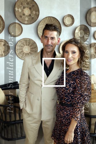 Bloemendaal 2 juli 2020
Boekpresentatie Saskia Noort . Danny Vera kreeg het eerste exemplaar.
Danny zijn zwangere vrouw Escha Tanihatu