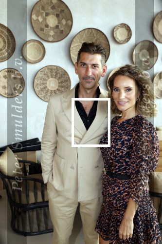Bloemendaal 2 juli 2020
Boekpresentatie Saskia Noort . Danny Vera kreeg het eerste exemplaar.
Danny zijn zwangere vrouw Escha Tanihatu