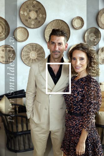 Bloemendaal 2 juli 2020
Boekpresentatie Saskia Noort . Danny Vera kreeg het eerste exemplaar.
Danny zijn zwangere vrouw Escha Tanihatu