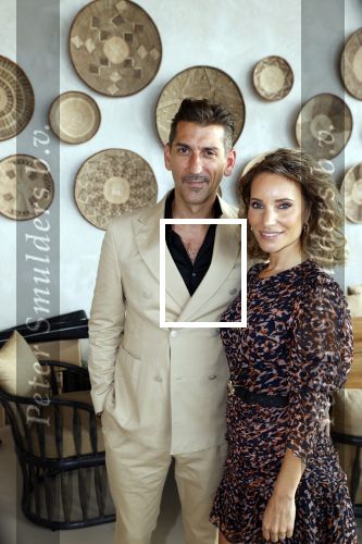 Bloemendaal 2 juli 2020
Boekpresentatie Saskia Noort . Danny Vera kreeg het eerste exemplaar.
Danny zijn zwangere vrouw Escha Tanihatu