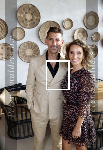Bloemendaal 2 juli 2020
Boekpresentatie Saskia Noort . Danny Vera kreeg het eerste exemplaar.
Danny zijn zwangere vrouw Escha Tanihatu