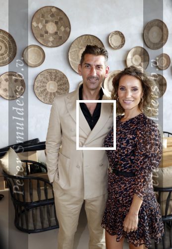 Bloemendaal 2 juli 2020
Boekpresentatie Saskia Noort . Danny Vera kreeg het eerste exemplaar.
Danny zijn zwangere vrouw Escha Tanihatu