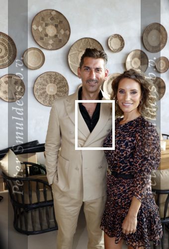 Bloemendaal 2 juli 2020
Boekpresentatie Saskia Noort . Danny Vera kreeg het eerste exemplaar.
Danny zijn zwangere vrouw Escha Tanihatu