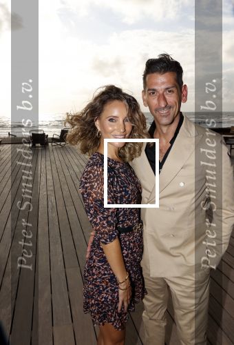 Bloemendaal 2 juli 2020
Boekpresentatie Saskia Noort . Danny Vera kreeg het eerste exemplaar.
Danny zijn zwangere vrouw Escha Tanihatu