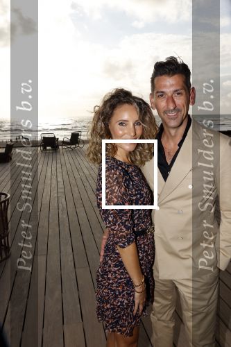 Bloemendaal 2 juli 2020
Boekpresentatie Saskia Noort . Danny Vera kreeg het eerste exemplaar.
Danny zijn zwangere vrouw Escha Tanihatu