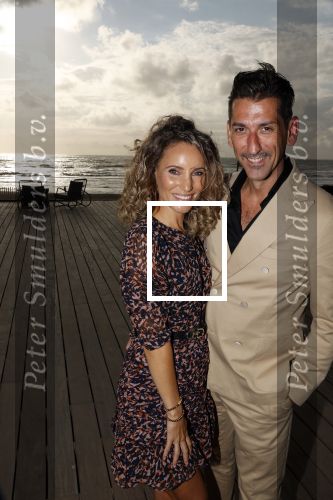 Bloemendaal 2 juli 2020
Boekpresentatie Saskia Noort . Danny Vera kreeg het eerste exemplaar.
Danny zijn zwangere vrouw Escha Tanihatu