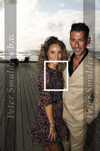 Bloemendaal 2 juli 2020
Boekpresentatie Saskia Noort . Danny Vera kreeg het eerste exemplaar.
Danny zijn zwangere vrouw Escha Tanihatu