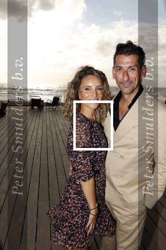 Bloemendaal 2 juli 2020
Boekpresentatie Saskia Noort . Danny Vera kreeg het eerste exemplaar.
Danny zijn zwangere vrouw Escha Tanihatu