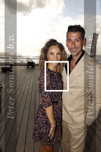 Bloemendaal 2 juli 2020
Boekpresentatie Saskia Noort . Danny Vera kreeg het eerste exemplaar.
Danny zijn zwangere vrouw Escha Tanihatu