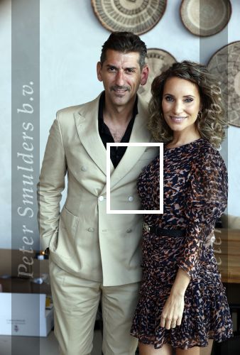 Bloemendaal 2 juli 2020
Boekpresentatie Saskia Noort . Danny Vera kreeg het eerste exemplaar.
Danny zijn zwangere vrouw Escha Tanihatu