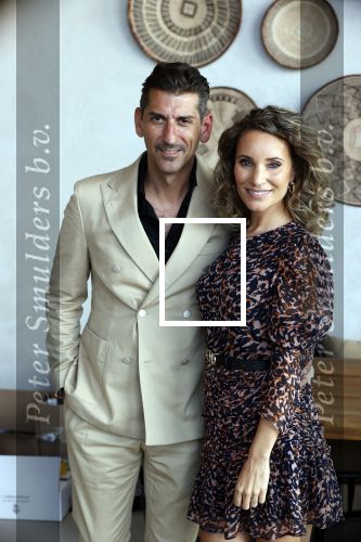 Bloemendaal 2 juli 2020
Boekpresentatie Saskia Noort . Danny Vera kreeg het eerste exemplaar.
Danny zijn zwangere vrouw Escha Tanihatu