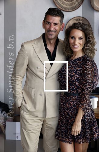 Bloemendaal 2 juli 2020
Boekpresentatie Saskia Noort . Danny Vera kreeg het eerste exemplaar.
Danny zijn zwangere vrouw Escha Tanihatu
