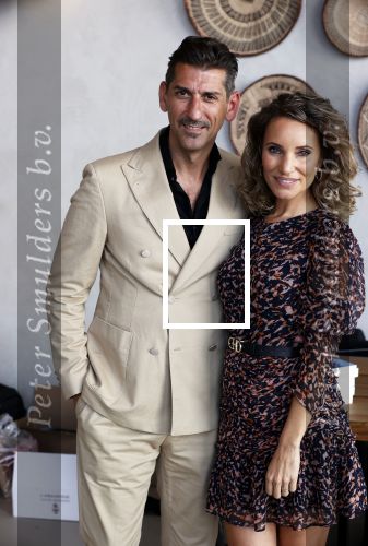 Bloemendaal 2 juli 2020
Boekpresentatie Saskia Noort . Danny Vera kreeg het eerste exemplaar.
Danny zijn zwangere vrouw Escha Tanihatu