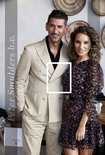 Bloemendaal 2 juli 2020
Boekpresentatie Saskia Noort . Danny Vera kreeg het eerste exemplaar.
Danny zijn zwangere vrouw Escha Tanihatu