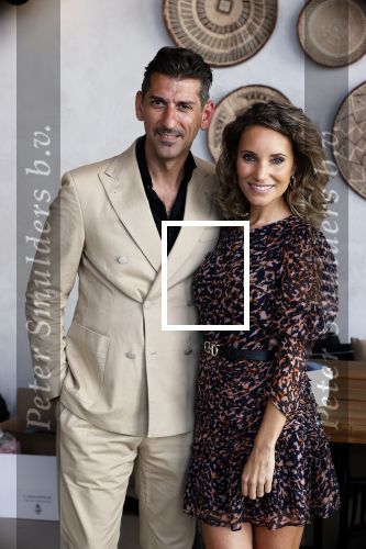 Bloemendaal 2 juli 2020
Boekpresentatie Saskia Noort . Danny Vera kreeg het eerste exemplaar.
Danny zijn zwangere vrouw Escha Tanihatu