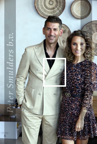 Bloemendaal 2 juli 2020
Boekpresentatie Saskia Noort . Danny Vera kreeg het eerste exemplaar.
Danny zijn zwangere vrouw Escha Tanihatu