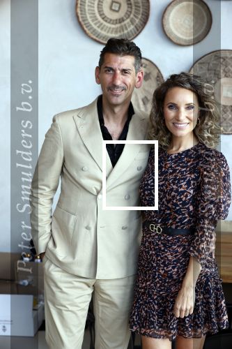 Bloemendaal 2 juli 2020
Boekpresentatie Saskia Noort . Danny Vera kreeg het eerste exemplaar.
Danny zijn zwangere vrouw Escha Tanihatu