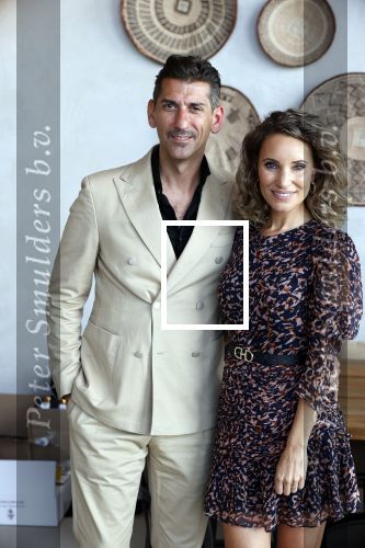 Bloemendaal 2 juli 2020
Boekpresentatie Saskia Noort . Danny Vera kreeg het eerste exemplaar.
Danny zijn zwangere vrouw Escha Tanihatu
