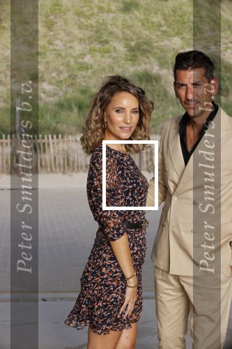 Bloemendaal 2 juli 2020
Boekpresentatie Saskia Noort . Danny Vera kreeg het eerste exemplaar.
Danny zijn zwangere vrouw Escha Tanihatu