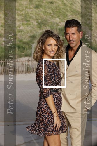 Bloemendaal 2 juli 2020
Boekpresentatie Saskia Noort . Danny Vera kreeg het eerste exemplaar.
Danny zijn zwangere vrouw Escha Tanihatu