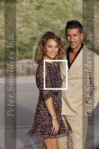 Bloemendaal 2 juli 2020
Boekpresentatie Saskia Noort . Danny Vera kreeg het eerste exemplaar.
Danny zijn zwangere vrouw Escha Tanihatu