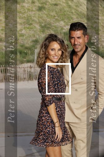 Bloemendaal 2 juli 2020
Boekpresentatie Saskia Noort . Danny Vera kreeg het eerste exemplaar.
Danny zijn zwangere vrouw Escha Tanihatu