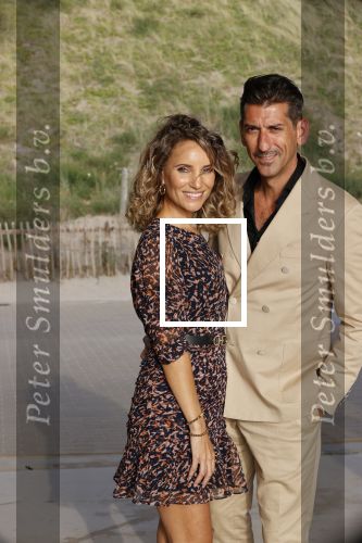 Bloemendaal 2 juli 2020
Boekpresentatie Saskia Noort . Danny Vera kreeg het eerste exemplaar.
Danny zijn zwangere vrouw Escha Tanihatu