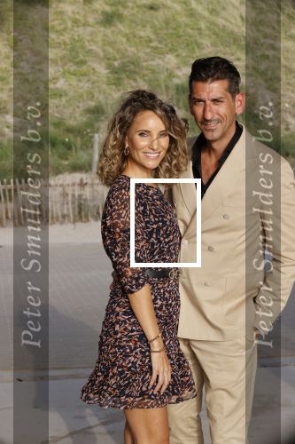 Bloemendaal 2 juli 2020
Boekpresentatie Saskia Noort . Danny Vera kreeg het eerste exemplaar.
Danny zijn zwangere vrouw Escha Tanihatu
