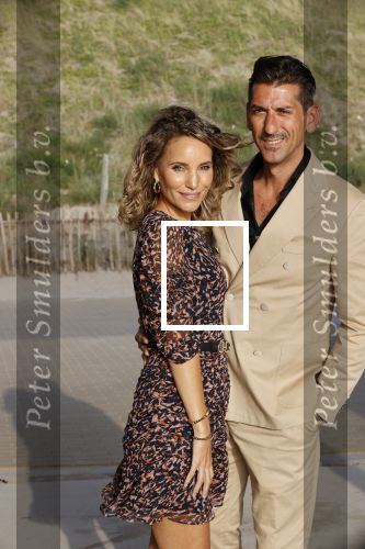Bloemendaal 2 juli 2020
Boekpresentatie Saskia Noort . Danny Vera kreeg het eerste exemplaar.
Danny zijn zwangere vrouw Escha Tanihatu