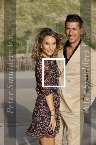 Bloemendaal 2 juli 2020
Boekpresentatie Saskia Noort . Danny Vera kreeg het eerste exemplaar.
Danny zijn zwangere vrouw Escha Tanihatu