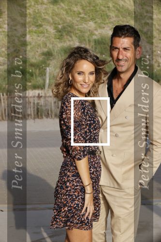 Bloemendaal 2 juli 2020
Boekpresentatie Saskia Noort . Danny Vera kreeg het eerste exemplaar.
Danny zijn zwangere vrouw Escha Tanihatu