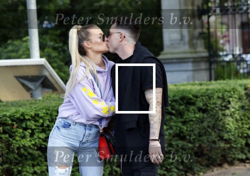 Amsterdam 18 juni 2020
Djarno Hofland met zijn vriendin Manon Kool in het vondelpark