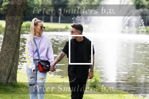 Amsterdam 18 juni 2020
Djarno Hofland met zijn vriendin Manon Kool in het vondelpark
