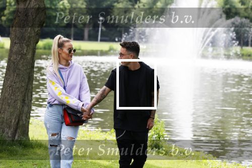 Amsterdam 18 juni 2020
Djarno Hofland met zijn vriendin Manon Kool in het vondelpark