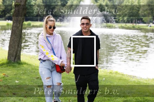 Amsterdam 18 juni 2020
Djarno Hofland met zijn vriendin Manon Kool in het vondelpark