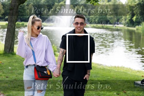 Amsterdam 18 juni 2020
Djarno Hofland met zijn vriendin Manon Kool in het vondelpark
