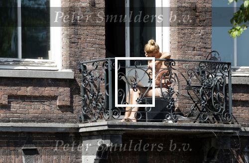 Amsterdam 22 juni 2020
Dolshe Gulsen aan het werk op het balkon van haar zus Olcay