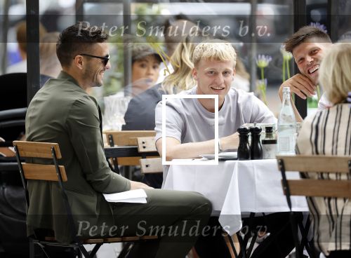 Amsterdam 19 juni 2020
Donny v d Beek Dusan tadic en Klaasjan Huntelaar aan het lunchen bij ferilliâ€™s op de beethovenstraat.
