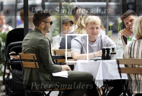 Amsterdam 19 juni 2020
Donny v d Beek Dusan tadic en Klaasjan Huntelaar aan het lunchen bij ferilliâ€™s op de beethovenstraat.