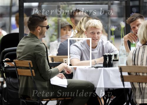 Amsterdam 19 juni 2020
Donny v d Beek Dusan tadic en Klaasjan Huntelaar aan het lunchen bij ferilliâ€™s op de beethovenstraat.