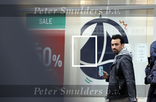 Amsterdam 14 juli 2020
Dotan met een kennis op straat in Amsterdam zuid