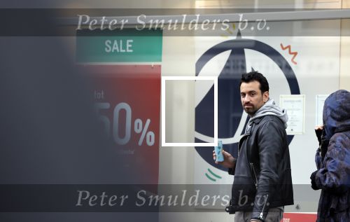 Amsterdam 14 juli 2020
Dotan met een kennis op straat in Amsterdam zuid