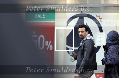 Amsterdam 14 juli 2020
Dotan met een kennis op straat in Amsterdam zuid