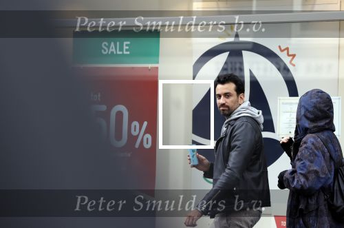 Amsterdam 14 juli 2020
Dotan met een kennis op straat in Amsterdam zuid